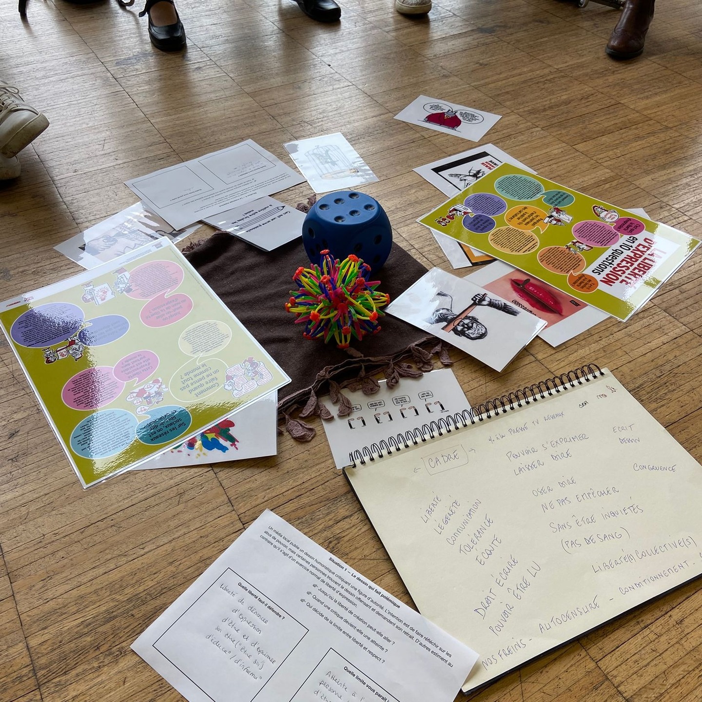 🎉 Retour sur une belle journée philo à la Médiathèque de Mérignac !
Dans le cadre des 120 ans de la Laïcité, Léo Pour Le Monde a eu le plaisir d’animer, samedi 25 octobre, deux ateliers philo ouverts à tous :
🗣️ Atelier parent-enfant : « Vivre tous ensemble, facile ou pas ? »
💬 Atelier adulte : « La parole est libre… mais où s’arrête la liberté d’expression ? »
Des échanges riches, bienveillants, parfois passionnés — toujours dans le respect et l’écoute.
Petits et grands ont pu réfléchir, débattre, questionner, et surtout partager le plaisir de penser ensemble.
🙏 Un grand merci à la Médiathèque de Mérignac pour son accueil, à Sophie pour l'animation, et à tous les participant·es pour leur engagement et leur curiosité !
➡️ Une belle réussite qui montre, une fois encore, combien la philosophie est un formidable outil pour nourrir le vivre-ensemble et la citoyenneté !