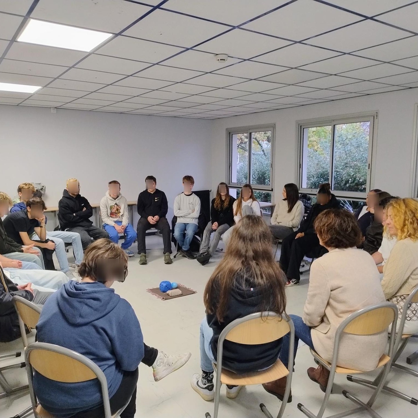 🟣 Journée nationale de lutte contre le harcèlement scolaire 🟣
Ce jeudi 6 novembre, l’association Léo Pour Le Monde est intervenue au Lycée La Tour Blanche à Bommes pour animer plusieurs ateliers de réflexion et de création autour d’un thème essentiel : le respect.
👉 Qu’est-ce que le respect ?
👉 La parole peut-elle blesser autant que les actes ?
Autour de ces questions, les élèves de 1ère et de Terminale ont partagé des échanges riches et sincères :
💬 « On ne pense pas assez aux conséquences »
💬 « Les mots ont leur importance »
💬 « On a tous vécu une situation de harcèlement »
💬 « Oser dire non ! »
💬 « On a besoin d’être reconnu quand on manque de confiance »
💬 « Prendre le temps de réfléchir à l’impact de nos actes »
💬 « Liberté d’être comme on est »
Les ateliers se sont poursuivis avec :
📰 Une mise en situation « Dans la peau d’un journaliste » pour imaginer et décrire une scène de harcèlement, en donnant vie aux émotions et aux mots.
🎨 La création d’affiches et de slogans, avec de très belles trouvailles :
« Respecter, c’est grandir ensemble »
« Le respect, une part d’humanité »
« Le respect, c’est comme le déodorant : quand tu en manques, tout le monde le sent ! » 😉
Un grand bravo aux élèves pour leur implication et leur sensibilité et à nos deux intervenantes, Sophie & Sophie, pour l'animation de qualité 👏
Et merci à l’équipe éducative du Lycée La Tour Blanche pour son accueil et son engagement dans cette démarche essentielle ainsi qu'à la Direction pour sa confiance ! 💜