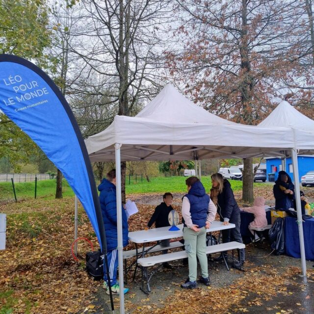 🎉 Atelier Sport & Philo – Aire de la Chaille (Mérignac)

Dans le cadre de la Quinzaine de l’Égalité et de la Diversité, l’association Léo Pour Le Monde a eu le plaisir d’organiser en partenariat avec l'ADAV33 et Drop de Béton, mercredi 19 novembre, un atelier inédit mêlant mouvement, réflexion… et rugby ! 🏉✨

Au programme :
 👉Une animation rugby pour explorer, à travers le corps et le jeu, l’égalité fille-garçon, le respect des règles et d’autrui, les rapports de force, l’esprit d’équipe et le fair-play.
 👉 Un temps d’échanges pour analyser, débattre, comprendre et imaginer ensemble un monde plus équitable.

🎓🏅👕 Et pour couronner cette belle séance…
Chaque participant s’est vu remettre un diplôme, une médaille et un t-shirt, une façon symbolique et festive de valoriser leur participation, leurs efforts et la qualité de leurs réflexions !

Alors « Tous ensemble, on change les règles du jeu ? »
 Oui — et cela commence ici : en créant des espaces où l’on peut bouger, penser, partager et transformer.. !

Merci à l’ensemble des participants pour leur mobilisation et leur dynamisme, avec une mention spéciale aux jeunes pour la qualité de leur engagement et leurs prises de parole inspirantes ! 
Un grand merci aussi à nos partenaires, l’ADAV33 pour la mobilisation du public ; Drop de Béton, pour l'animation rugby ; ainsi qu'à Sophie, notre intervenante du jour ! 

Et c'était tellement bien que Léo Pour Le Monde revient mercredi 26 novembre pour un atelier conte philo "Pouvons-nous être égaux malgré nos différences ? Un voyage au pays des pourquoi..