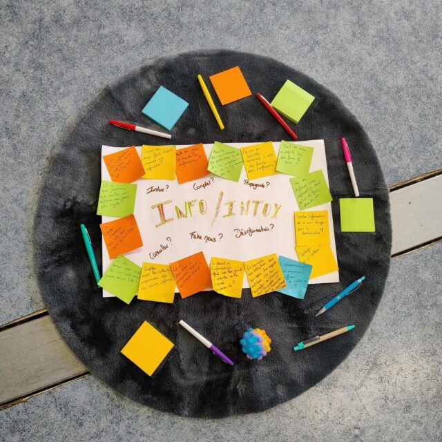 ✨ Atelier Philo – Éducation aux médias ✨

Peut-on vraiment faire confiance à ce qu’on lit ou voit dans les médias ?Pourquoi les idées extrêmes attirent-elles autant ? L’esprit critique suffit-il à nous protéger de la manipulation ?

Autant de questions que nous avons explorées lors de notre deuxième atelier philo consacré à l’éducation aux médias et à la responsabilité numérique dans le cadre du projet "Citoyens en devenir - Agir ensemble pour construire l'avenir".

Au programme :
 🧠 Décryptage info / intox / fake news / désinformation
 📸 Analyse d’images : comment une même photo peut être interprétée différemment selon nos histoires personnelles
 🔍 Réflexion sur le consentement avant toute diffusion d’image
 🌐 Discussion sur la difficulté de se forger une opinion fiable dans un monde saturé d’informations
 💬 Une phrase qui a fait réagir : « Faire confiance aux autres, c’est bien ; ne pas faire confiance, c’est mieux ! »

Un temps riche animé par deux intervenantes de Léo Pour Le Monde, Sophie & Sophie, sur Cadillac et Mérignac.

🙏 Merci aux participant·e·s pour leur engagement, leurs questions et leurs réflexions qui enrichissent notre démarche vers une citoyenneté numérique plus consciente et responsable.
🙏 Merci aux partenaires du projet : MISSION LOCALE DES DEUX RIVES, MISSION LOCALE TECHNOWEST, Mjc Centre-Ville de Mérignac et à nos soutiens financiers (CAF de la Gironde, Préfecture de la Gironde)