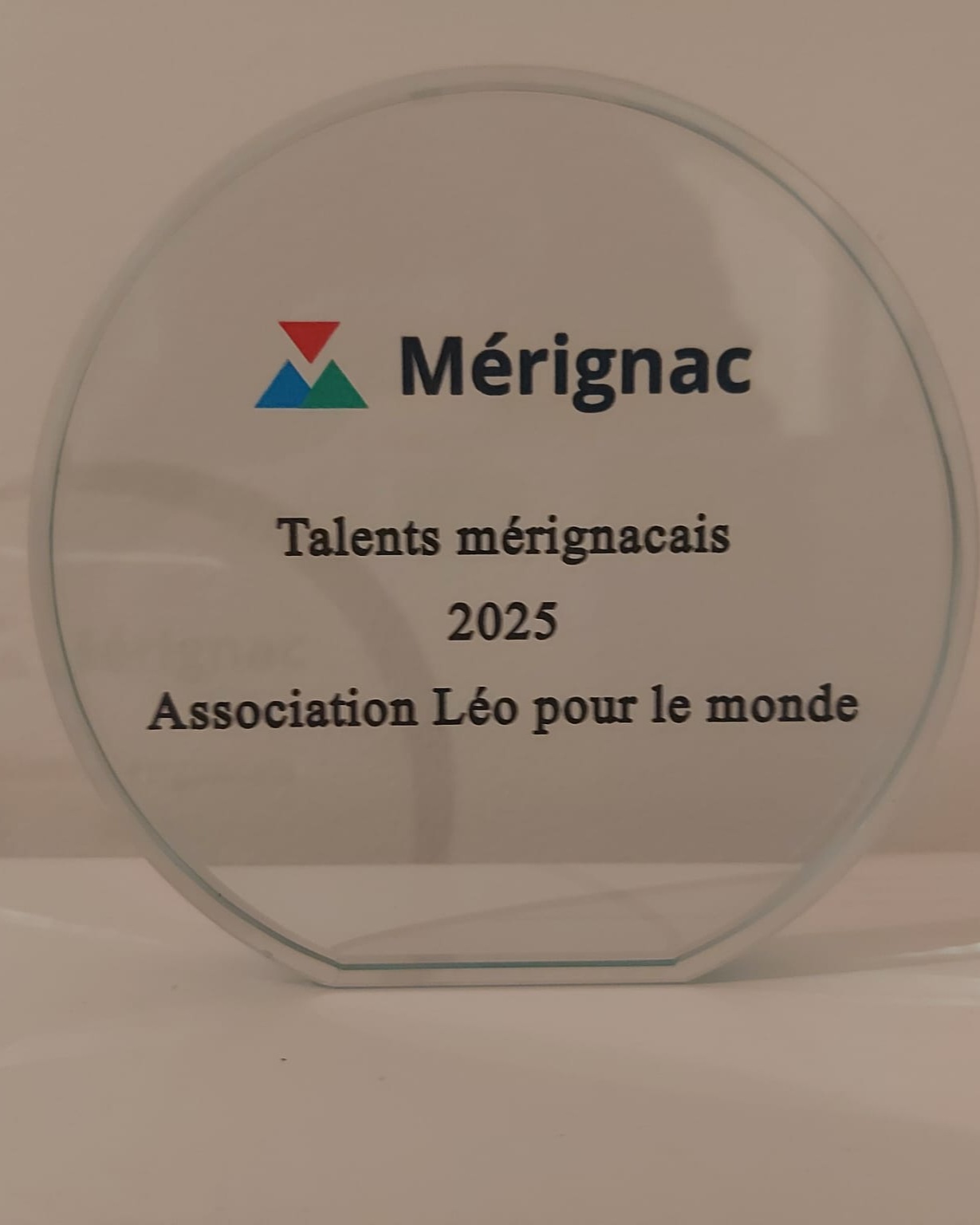 🌟 Fiers d’être lauréats du Prix des Talents Mérignacais !
Ce mercredi 3 décembre, la Ville de Mérignac nous a remis le Prix des Talents Mérignacais, une distinction qui célèbre les associations ou les habitants dont les actions contribuent au rayonnement de la ville.
Cette année, Léo Pour le Monde a eu la joie et l’honneur d’être distingué aux côtés de 9 autres lauréats, et nous en sommes profondément ravis !
🏆 Ce prix n’est pas seulement le nôtre : il est aussi le vôtre.
À tous ceux qui nous soutiennent, de près ou de loin, merci pour votre confiance, vos encouragements et votre présence constante.
Cette reconnaissance nous donne encore plus d’élan pour poursuivre nos engagements en faveur du vivre-ensemble, de l’ouverture sur le monde, de la solidarité, de la fraternité et de la liberté, et pour continuer à construire un monde plus juste en agissant pour l’éducation.
🙏 Merci à Thierry Trijoulet, Maire de Mérignac, à Emilie Marchès, Adjointe déléguée à la politique de la ville pour cette nomination, et à toutes celles et ceux qui nous soutiennent et croient en notre action !