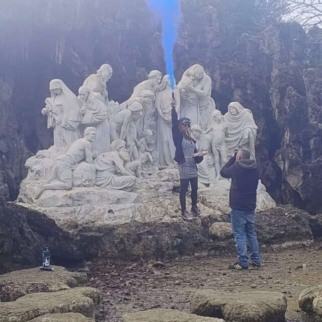 🎬 Un clip, une chanson, une énergie collective !
Dans le cadre du projet “Citoyens en devenir – Agir ensemble pour construire l’avenir”, porté par Léo Pour le Monde, en partenariat avec ML2R CADILLAC, MISSION LOCALE TECHNOWEST et Mjc Centre-Ville de Mérignac, plusieurs jeunes se sont engagés dans une magnifique aventure de création artistique.
Aux côtés de l’artiste MAKJA, ils ont participé à un véritable processus de création :
✍️ écriture
🎼 composition
🎙️ enregistrement
De cette collaboration est née une chanson forte, sensible et engagée… et aujourd’hui, nous sommes fiers d'avoir réalisé un clip vidéo qui l’accompagne 🎥
Porté par l’énergie et la sincérité des jeunes, ce projet questionne le monde actuel et fait émerger un message d’espoir fondé sur la solidarité, l’entraide et le respect des différences.
Il affirme avec conviction que l’avenir se construit ensemble, au-delà des origines, des parcours et des clichés.
👏 Un immense bravo à :
Drys, Garance, Juliette, Shana, Laurene, Ayatou, Jade, Jimmy, Kaison, Quentin, Kelly, Inès, Théo, Jérémie, Marine, Linoa, Roberto, Marouane, Yasmine, Mohamed
pour leur engagement, leur créativité et leur authenticité.
🙏 Merci à Baptiste Peyronnet pour la réalisation du clip vidéo que nous vous ferons découvrir prochainement..
Projet financé par la Caf de la Gironde et la Préfecture de la Gironde de la région Nouvelle-Aquitaine.