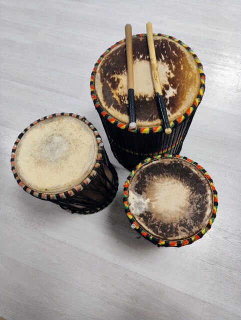 La danse comme langage universel : quand les jeunes prennent la parole par le mouvement !
Cette semaine, dans le cadre du projet « Citoyens en devenir – Agir ensemble pour construire l’avenir », porté par Léo Pour le Monde, en partenariat avec la Mission locale des 2 Rives, la Mission Locale Technowest et la Mjc Centre-Ville de Mérignac, les jeunes ont pu danser sur la chanson qu'ils ont eux-mêmes écrite, accompagnés de Sellou Blagone.
Un moment fort, où les mots et le corps se rencontrent.
Avec Sellou, artiste franco-ivoirienne (chorégraphe, danseuse professionnelle, chanteuse) venue de Norvège, les jeunes ont expérimenté la danse comme un outil d’expression et de réflexion, un vecteur de valeurs universelles et un levier concret pour promouvoir le vivre-ensemble.
La danse peut créer du lien là où les mots divisent.
Elle peut renforcer l’identité personnelle sans basculer dans le repli identitaire et elle est également capable de désamorcer la violence.
Construire l’avenir, c’est aussi apprendre à transformer la colère en énergie créative, la peur en confiance, la différence en richesse collective.. et la danse le permet en faisant du mouvement un espace de libération et de rencontre !
Projet financé par la Caf de la Gironde et la Préfecture de la Gironde