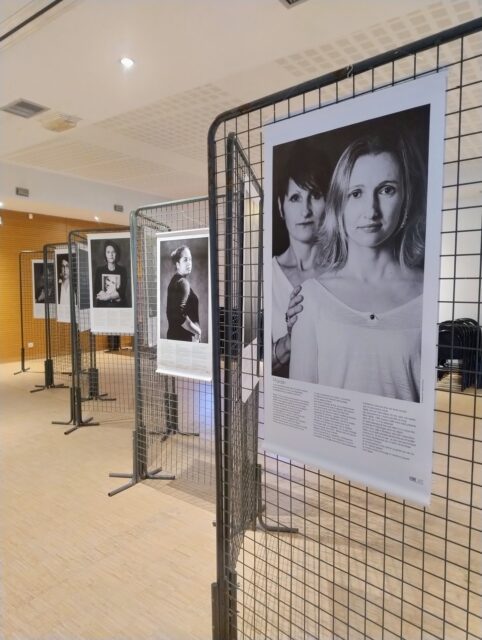 Retour sur une journée engagée contre les violences basées sur le genre !
Le 17 février, Léo Pour le Monde a eu l’honneur d’organiser à Mérignac une journée dédiée à la sensibilisation et à la prévention des violences basées sur le genre en partenariat avec l’association américaine Justice and Dignity for the Women of Sahel (JDWS) et l’organisation humanitaire Human Heart Compassion.
Plusieurs temps forts ont rythmé cette journée de mobilisation :
👉 des témoignages d’acteurs et d’actrices mobilisés sur le terrain, partageant leurs expériences et leurs actions concrètes ;
👉 l’exposition photographique « Blessure de femmes » de Catherine CABROL, offrant un regard puissant et sensible sur les réalités vécues et la diffusion du court-métrage « Paroles d'hommes sur blessures de femmes », mettant en lumière des hommes qui prennent la parole pour dénoncer les violences faites aux femmes et interroger leur propre responsabilité ;
👉 la présentation de la plateforme Deenal, un outil innovant mis en place par JDWS permettant de signaler les violences et d'orienter les victimes vers les structures adaptées ;
👉 des projections de podcasts de JDWS pour nourrir la réflexion ;
👉 un atelier philosophique animé par Sophie de Léo Pour Le Monde autour des notions essentielles de respect, d’égalité et de dignité ;
👉 une performance artistique de Sellou Blagone, mêlant expression artistique et plaidoyer, où la danse devient un langage puissant et silencieux pour dénoncer les violences faites aux femmes.
Cette journée a réuni de nombreux acteurs engagés autour d’une ambition commune : agir concrètement contre les violences, tout en créant un espace de dialogue entre réalités locales et internationales afin de faire entendre la voix des femmes et de renforcer des synergies durables.
Un grand merci à l’ensemble des partenaires, intervenants et participants pour leur engagement et leur contribution à la réussite de cet événement !
Evénement organisé avec le soutien financier de Mérignac