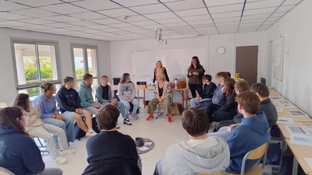 Le 24 mars, Léo Pour Le Monde a animé un atelier philo au lycée Tour Blanche à Bommes, auprès des élèves de 1ère, autour de la thématique des réseaux sociaux.
Les échanges ont été riches et révélateurs ! Plusieurs points soulevés :
👉 La nécessité de vérifier ses sources, même si cela prend du temps
👉 La chance de bénéficier de la liberté d’expression en France, tout en restant vigilant face à la manipulation
👉 Une question centrale : comment distinguer le vrai du faux ?
👉 Une distinction importante entre désinformation et mésinformation
👉 Une facilité d’accès, selon les jeunes, à certaines images choquantes et l'impression de ne pas être suffisamment protégés
👉 Une réflexion sur l’impact des réseaux sociaux : avant l’ère de l’IA, on prenait davantage le temps de réfléchir, tandis qu’aujourd’hui, ces plateformes peuvent affecter le bien-être et générer un sentiment de vulnérabilité..
Un moment d’échanges stimulant, invitant chacun à se questionner et à développer un regard critique sur les réseaux sociaux.
🙏 Merci à l'ensemble des jeunes et à leurs enseignantes pour leur participation, leur curiosité et leur enthousiasme !