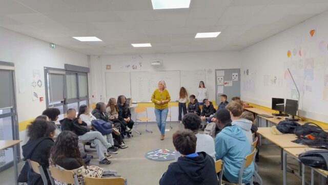 🌍 Les aventuriers de la pensée face aux défis du monde : un jeu philosophique coopératif pour éveiller les jeunes à la solidarité internationale !

En novembre 2025, Léo Pour Le Monde a lancé un projet ambitieux, avec le soutien de la Région Nouvelle-Aquitaine : la création d’un jeu philosophique coopératif pour sensibiliser les jeunes aux grands enjeux de solidarité internationale, stimuler leur esprit critique et leur curiosité.

Conçu par des jeunes pour des jeunes, ce projet, d’une durée de deux ans, rassemble plusieurs établissements :
 📚 les élèves de 6ème du Collège Ausone de Bazas
 📚 les élèves de 5ème du Collège Capeyron de Mérignac
 🎓 les étudiants en BTS ERPC du Lycée Les Iris de Lormont
 🌎 les élèves de 3ème-2nde-1ère de la Kennedy International School de New York

Temps forts récents du projet :
💻 Le 26/03 : une visioconférence entre les collèges de Bazas et Mérignac pour permettre aux élèves de se rencontrer et d’échanger
⚖️ Le 26/03 : un atelier philosophique à Bazas autour des droits humains et de l’égalité
🌿 Le 02/04 : un atelier philosophique à Mérignac consacré aux enjeux environnementaux

🎲 Ce jeu pédagogique innovant invite les participants à :
👉 questionner leurs représentations
👉 débattre de dilemmes moraux
👉 développer leur empathie
👉 renforcer leurs compétences psychosociales

🌱 Les thématiques abordées : éducation, santé, environnement, droits humains, égalité filles-garçons, migrations…

✨ Une expérience unique pour penser ensemble le monde de demain, échanger au-delà des frontières et devenir acteur du changement dès aujourd’hui.

🙏 Merci aux jeunes ainsi qu’aux équipes pédagogiques des établissements scolaires pour leur participation à la création de ce jeu, ainsi que pour leur réactivité, leur curiosité et leur enthousiasme !