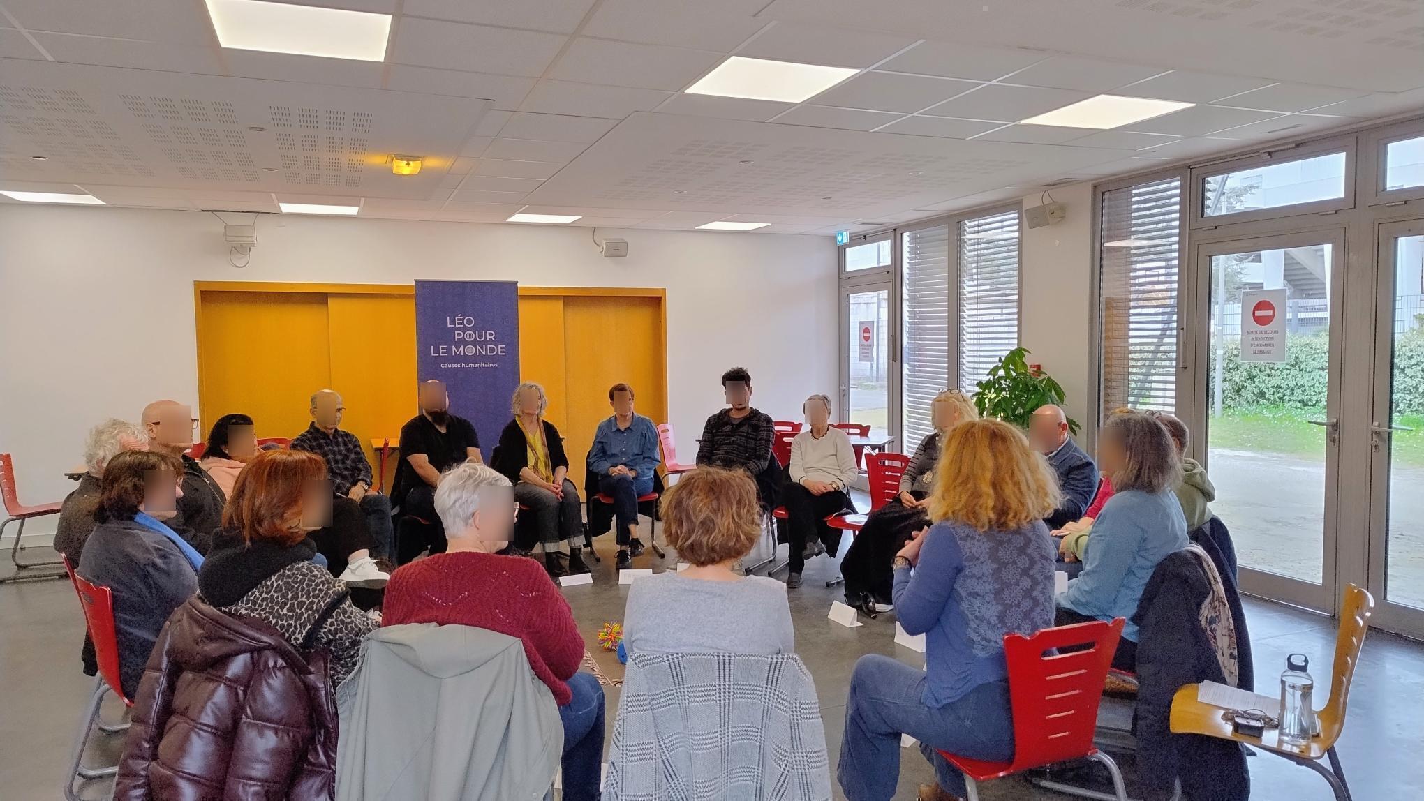 ✨ Atelier Philo ✨

Le 2 avril, à la Maison des Associations de Mérignac, Léo Pour Le Monde a animé un atelier philo autour d’un thème aussi universel que stimulant : « Donner – Recevoir ».

💭 Qu’est-ce que donner ?
💭 Pourquoi donne-t-on ?
💭 Qu’est-ce que recevoir ?
💭 Faut-il rendre ce que l’on reçoit ?

Autant de questions qui ont nourri des échanges riches et sincères.

🔹 L’atelier s’est organisé en sous-groupes, dans un format inspiré du World Café Express, favorisant la prise de parole de chacun et la diversité des points de vue.

🔹 Un temps de synthèse en grand groupe a ensuite permis de croiser les réflexions et d’enrichir la discussion collective.

Un moment de partage, d’écoute et de réflexion qui rappelle combien la philosophie peut être vivante, accessible et profondément humaine !

🙏 Merci à toutes les personnes présentes pour la qualité des échanges ; à Sophie, notre intervenante ; et à la ville de Mérignac pour son soutien financier

📅 Prochain atelier : jeudi 7 mai (17h-18h30)
👉 Thématique : « Les émotions »
📍 Maison des associations de Mérignac