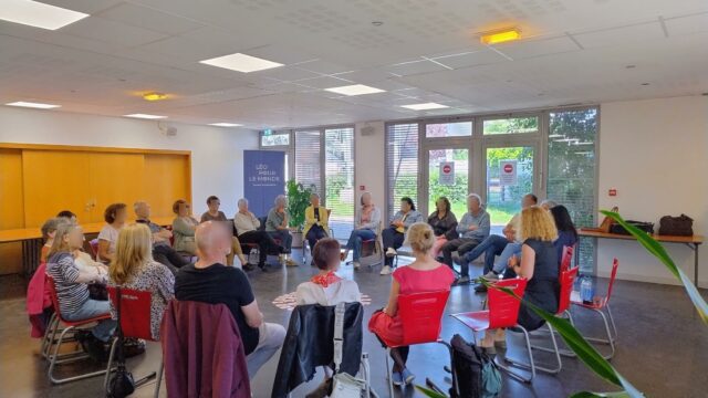 ✨ Retour sur notre atelier philo du jeudi 7 mai à la Maison des Associations de Mérignac !
Une nouvelle fois, l’atelier affichait complet 🎉
Un vrai plaisir de voir autant de participants réunis autour d’une thématique universelle et essentielle : les émotions.
Au fil des échanges, chacun a pu partager réflexions, expériences et questionnements dans un cadre bienveillant et stimulant. Ces moments de dialogue montrent à quel point la philosophie peut être un formidable outil pour mieux se comprendre, mieux comprendre les autres… et nourrir le vivre-ensemble.
Un grand merci à toutes les personnes présentes pour la richesse des discussions et à Sophie, notre animatrice !
Cet atelier était organisé par Léo Pour le Monde, engagée pour favoriser le lien social, encourager la réflexion collective et créer des espaces d’échange accessibles à tous. À travers nos actions, notre association œuvre pour promouvoir le dialogue, l’ouverture d’esprit, la citoyenneté, dans une ambiance conviviale et bienveillante.