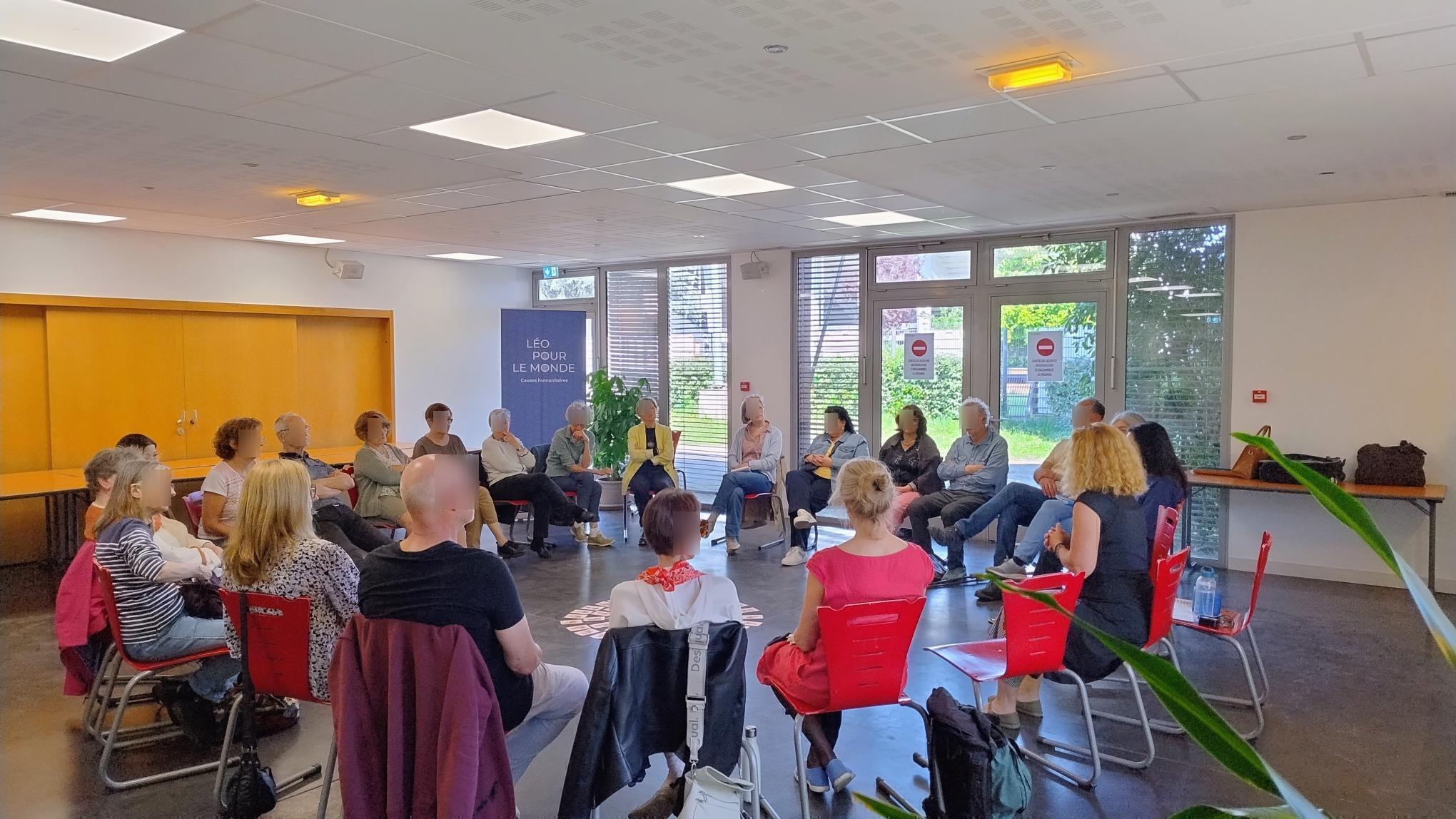 ✨ Retour sur notre atelier philo du jeudi 7 mai à la Maison des Associations de Mérignac !
Une nouvelle fois, l’atelier affichait complet 🎉
Un vrai plaisir de voir autant de participants réunis autour d’une thématique universelle et essentielle : les émotions.
Au fil des échanges, chacun a pu partager réflexions, expériences et questionnements dans un cadre bienveillant et stimulant. Ces moments de dialogue montrent à quel point la philosophie peut être un formidable outil pour mieux se comprendre, mieux comprendre les autres… et nourrir le vivre-ensemble.
Un grand merci à toutes les personnes présentes pour la richesse des discussions et à Sophie, notre animatrice !
Cet atelier était organisé par Léo Pour le Monde, engagée pour favoriser le lien social, encourager la réflexion collective et créer des espaces d’échange accessibles à tous. À travers nos actions, notre association œuvre pour promouvoir le dialogue, l’ouverture d’esprit, la citoyenneté, dans une ambiance conviviale et bienveillante.