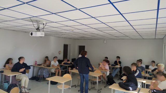Clap de fin pour le cycle d’ateliers philosophiques riche en échanges au LYCÉE LA TOUR BLANCHE à Bommes, mené par l’association Léo Pour Le Monde auprès des élèves de la 3ème à la Terminale. 🎓
Tout au long de ce cycle, de septembre 2025 à mai 2026, de nombreuses thématiques essentielles ont été abordées :
➡️ l’empathie
➡️ la participation citoyenne
➡️ le harcèlement
➡️ le respect
➡️ les principes fondamentaux de la démocratie
➡️ la laïcité
➡️ les réseaux numériques et leurs limites
➡️ les ONG et les associations humanitaires
➡️ le terrorisme
Chaque sujet a été travaillé en lien étroit avec les équipes pédagogiques afin d’adapter les contenus aux besoins des élèves et à leurs enseignements.
Ce cycle s’est achevé par un temps fort : le témoignage de Marie Ruelle, Présidente de l’association Léo Pour Le Monde. Elle y a partagé les origines de la création de l’association, son engagement associatif, ainsi que son expérience personnelle face au terrorisme. Une parole forte dont la transmission auprès des jeunes générations apparaît plus essentielle que jamais.
Merci aux élèves pour leur écoute, leur réflexion et la qualité des échanges.
Merci aux équipes éducatives et à la direction du Lycée pour leur confiance.
Et un grand merci à Sophie M., Sophie G. et Elodie R. pour l'animation des ateliers philo !
Parce qu’éduquer à l’esprit critique, à la citoyenneté et à l’empathie contribue à construire une société plus éclairée et plus humaine.