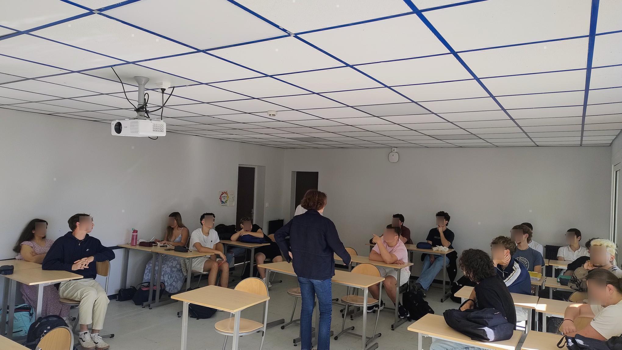 Clap de fin pour le cycle d’ateliers philosophiques riche en échanges au LYCÉE LA TOUR BLANCHE à Bommes, mené par l’association Léo Pour Le Monde auprès des élèves de la 3ème à la Terminale. 🎓
Tout au long de ce cycle, de septembre 2025 à mai 2026, de nombreuses thématiques essentielles ont été abordées :
➡️ l’empathie
➡️ la participation citoyenne
➡️ le harcèlement
➡️ le respect
➡️ les principes fondamentaux de la démocratie
➡️ la laïcité
➡️ les réseaux numériques et leurs limites
➡️ les ONG et les associations humanitaires
➡️ le terrorisme
Chaque sujet a été travaillé en lien étroit avec les équipes pédagogiques afin d’adapter les contenus aux besoins des élèves et à leurs enseignements.
Ce cycle s’est achevé par un temps fort : le témoignage de Marie Ruelle, Présidente de l’association Léo Pour Le Monde. Elle y a partagé les origines de la création de l’association, son engagement associatif, ainsi que son expérience personnelle face au terrorisme. Une parole forte dont la transmission auprès des jeunes générations apparaît plus essentielle que jamais.
Merci aux élèves pour leur écoute, leur réflexion et la qualité des échanges.
Merci aux équipes éducatives et à la direction du Lycée pour leur confiance.
Et un grand merci à Sophie M., Sophie G. et Elodie R. pour l'animation des ateliers philo !
Parce qu’éduquer à l’esprit critique, à la citoyenneté et à l’empathie contribue à construire une société plus éclairée et plus humaine.