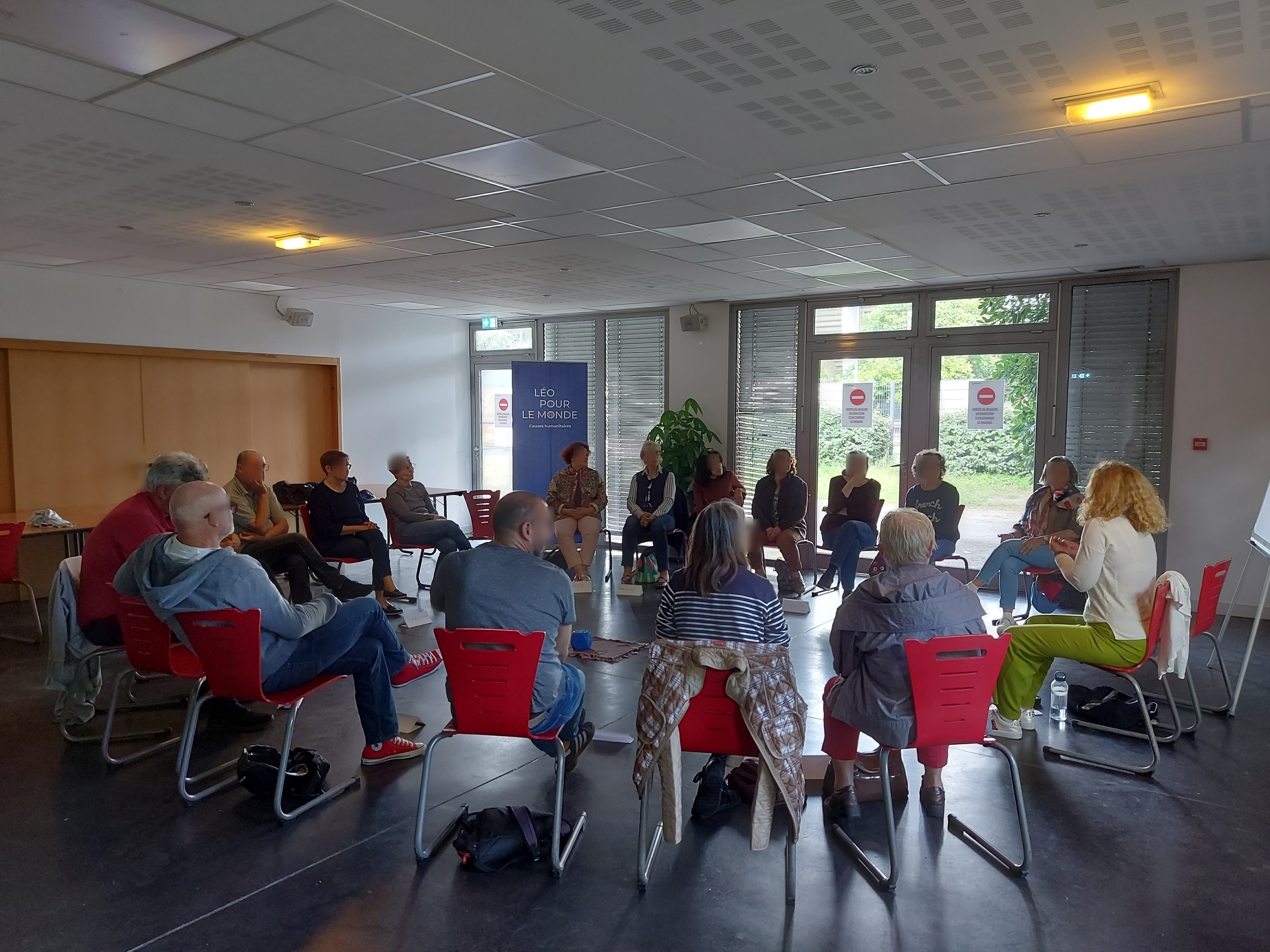 🗣️ Le dialogue était au cœur de nos échanges… et vous avez répondu présents !
Notre atelier philo à la Maison des Associations de Mérignac affichait complet une nouvelle fois hier, jeudi 4 juin.
Au programme : le dialogue, cet outil essentiel qui nous permet de partager nos idées, de mieux comprendre les autres, de confronter nos points de vue et parfois même de dépasser nos désaccords.
💬 Dans une ambiance conviviale et bienveillante, les participants ont pu réfléchir ensemble, écouter, questionner et enrichir leur pensée autour de ce thème universel.
🙏 Merci à toutes les personnes présentes pour la qualité des échanges et leur engagement dans cette réflexion collective
🙏 Merci à Sophie pour l'animation de l'atelier
🙏 Merci à la Ville de Mérignac pour son précieux soutien
✨ Rendez-vous le 2 juillet pour un prochain atelier philo sur la joie, organisé par Léo Pour Le Monde
Restez connectés, les places partent vite !
https://www.merignac.com/actualites/ateliers-philo-demandez-le-programme
