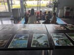 🌱 Philosopher dès 6 ans : quand la curiosité rencontre la science...

Au cours des derniers mois, Léo Pour le Monde a animé un cycle de trois ateliers philosophiques auprès d'enfants à Cap Sciences, autour de thématiques essentielles telles que le bonheur, la nature, la coopération, la curiosité et l'observation.

Au fil des séances, les enfants ont exploré des questions aussi profondes que :
💭 Est-ce qu'être heureux, c'est faire tout ce que l'on veut ?
💭 Pourquoi les animaux s'entraident-ils ?
💭 Faisons-nous partie de la nature ?
💭 Peut-on fabriquer la nature ?

À travers des débats, des activités créatives, des pratiques d'attention et même la création de "lunettes de super philosophe", ils ont appris à observer, questionner, écouter et argumenter.

Ce qui nous a le plus marqué ? La richesse des liens entre démarche scientifique et démarche philosophique. Toutes deux reposent sur l'étonnement, l'observation, la curiosité et l'enquête. Les enfants ont naturellement navigué entre ces deux façons d'explorer le monde.

Lors de la dernière séance, ils ont d'ailleurs démontré une belle capacité à s'écouter mutuellement, à construire des arguments et à problématiser ensemble. Une preuve que la réflexion philosophique a toute sa place dès le plus jeune âge.

🙏 Merci aux enfants pour leur enthousiasme ; à notre partenaire Côté Sciences Air & Espace pour avoir rendu possible ces espaces de réflexion, d'émerveillement et de dialogue ; et à Elodie, notre animatrice !

✨ Cultiver la curiosité aujourd'hui, c'est former les penseurs de demain.
