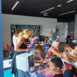 🚀 Et si l’on prenait le temps de philosopher en regardant les étoiles ? 🌍✨

Retour sur l’atelier ludo-philosophique animé par Léo Pour le Monde, à l’occasion de l’Astronaut Academy, le 3 octobre dernier à Côté Sciences Air & Espace, à Mérignac !

Au programme : des planètes philosophiques pour inviter petits et grands à explorer les grandes questions qui nous relient à l’espace, à la Terre et à notre avenir.

🪐 À qui appartient la Terre ?
🌌 Comment penser l’infini et laisser libre cours à notre imagination ?
🌍 Qu’est-ce qui rend notre planète si précieuse et que souhaitons-nous préserver ?
⏳ Que voudrions-nous dire à notre « nous » du futur ?

À travers des cartes-jeux, des énigmes, une fresque collective et des capsules temporelles à rouvrir en 2030 ou en 2040, les familles ont pu expérimenter une philosophie accessible, ludique et créative.

💫 Près de 400 participants ont pris part aux animations de cette belle journée, organisée par Cap Sciences !
Un beau succès qui rappelle que la philosophie peut naître d’une question, d’un dessin, d’une énigme ou d’une conversation entre parents et enfants.

Parce que lever les yeux vers l’espace, c’est aussi l’occasion de réfléchir ensemble à notre place dans l’univers… et au monde que nous souhaitons construire. 🌠

🙏 Merci à notre animatrice Sophie et à Cap Sciences pour l'invitation !