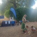 🌿🎨 Retour sur la dernière journée des “Z’Arts aux Jardins” ! 🎨🌿

Mercredi 16 septembre après-midi, les Jardins Partagés de Mérignac ont accueilli la dernière étape des “Z’Arts aux Jardins”, organisée par le centre social et d'animation Beaudésert, en partenariat avec notamment Léo Pour le Monde !

Après une belle auberge espagnole, place aux jeux, à la réflexion et à la créativité avec nos ateliers ludo-philosophiques ! 🧠🎲✨

🎯 Mölkky Philo : et si on mélangeait adresse, calcul mental et grandes questions ? Entre deux lancers, les participants ont fait travailler leurs méninges… et leur sens de l’humour !

🎨 Puissance Créative : inspiré du célèbre Puissance 4, cet atelier invitait à jouer à deux autour du dessin. Le défi ? Dessiner une forme géométrique avec son ami, en laissant dialoguer imagination, coopération et créativité.

Un après-midi placée sous le signe du partage, du jeu, de la réflexion et de la création, dans un cadre convivial et verdoyant. 🌱😊

Un grand merci à toutes celles et ceux qui ont participé à cette aventure des “Z’Arts aux Jardins”, à Sophie notre animatrice, au Centre Social et d'Animation Beaudésert pour l'organisation, et au soutien précieux de la Ville de Mérignac et de la Préfecture de la Gironde.

Cultivons ensemble le plaisir de penser, jouer et créer !