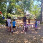 🌳 Retour sur notre après-midi "Sous la Canopée" à Mérignac !

Mercredi 15 juillet, Léo Pour le Monde a eu le plaisir de participer à l'événement "Sous la Canopée", organisé par la Mjc Centre-Ville de Mérignac.

Au fil de l'après-midi, enfants, jeunes, parents et grands-parents se sont retrouvés autour de jeux et d'ateliers philosophiques pour réfléchir ensemble, échanger leurs idées et partager leurs expériences dans une ambiance conviviale.

Au programme : Petits jeux, grandes questions !
🎯 Lance les anneaux et vise les bouteilles !
🪵 Mikado Philo : « Ça veut dire quoi jouer ? »
🎨 Coloriage Philo : Monsieur et Madame se questionnent
🩴 Lancer de tong Philo : la tong lancée le plus loin désigne la question qui ouvre le débat !

Ensemble, nous échangeons autour de questions qui invitent chacun à réfléchir :
💭 Es-tu curieux comme Monsieur Curieux ?
💭 Est-ce que gagner est important pour tout le monde ?
💭 L'égalité entre les filles et les garçons, tu en penses quoi ?
💭 Qu'est-ce qui te rend heureux ?
💭 La patience, ça s'apprend ?
💭 Ça veut dire quoi, le respect ?

Parce qu'il n'y a pas d'âge pour philosopher, venez jouer, réfléchir et partager vos idées avec nous !

Prochain rendez-vous :
📅Mercredi 22 juillet à 15 h
📍 Parc du Vivier – Mérignac

🙏 Un grand merci à la MJC Centre-Ville de Mérignac pour l'organisation de cet événement ; à la Mérignac et à la Préfecture de la Gironde pour leur précieux soutien ; à Sophie & Sophie, nos animatrices du jour, qui ont su faire vivre ces temps d'échange avec enthousiasme et bienveillance