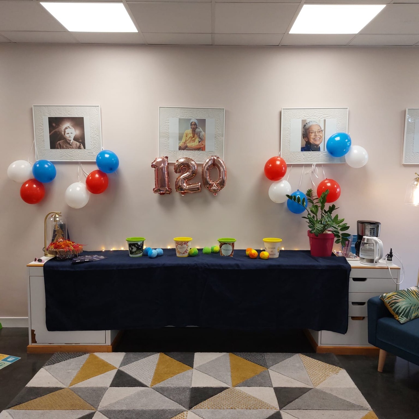 ✨ Léo pour le Monde aux Rencontres de la Vie Associative – 120 ans de la Laïcité ✨

Vendredi 14 novembre, Léo Pour Le Monde a eu le plaisir de participer aux Rencontres de la Vie Associative organisées par la Ville de Mérignac, à la Maison des Associations, dans le cadre des 120 ans de la loi de 1905.

Un moment riche de rencontres, de partages et de réflexion sur ce que représente aujourd’hui la laïcité dans nos actions et dans notre vivre-ensemble.

Nous avons échangé autour de citations fortes, qui continuent d’éclairer ce principe républicain essentiel :
🔹 « La laïcité signifie que, dans la société, nous sommes définis par notre citoyenneté, et en aucun cas par notre religion. » — Abd Al Malik
🔹 « La loi doit protéger la foi aussi longtemps que la foi ne prétendra pas dire la loi. » — Aristide Briand
🔹 « La laïcité n’est pas le contraire de la religion. Elle est le contraire de la théocratie (qui voudrait soumettre l’État à une religion), du totalitarisme (qui voudrait soumettre les consciences à l’État), et du fanatisme (qui voudrait s’imposer par la violence). »

Ces échanges nous rappellent combien la laïcité est un principe vivant, qui protège chacun et permet à tous de coexister sereinement, dans le respect des convictions de chacun.

Un grand merci aux organisateurs et à Sophie, notre intervenante du jour.