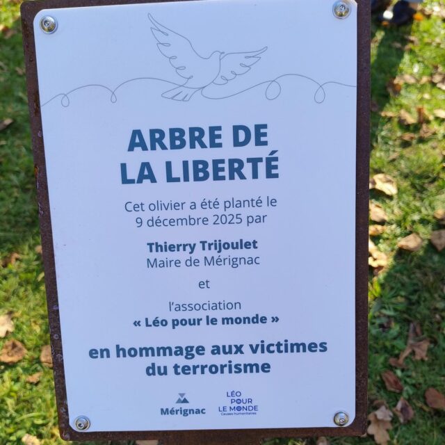 Aujourd'hui, 9 décembre 2025, avec Monsieur le Maire de @villedemerignac nous avons planté l'arbre de la liberté, en hommage aux victimes du terrorisme.
"Il y a un peu plus de cinq ans, Léo et ses amis, Antonin, Boubacar, Charline, Kadri, Myriam, Nadifa, Stella, travailleurs humanitaires et guide, ont été assassinés lors de l’attentat terroriste de Kouré au Niger le 9 Aout 2020.
A cause de ce qu’ils représentaient : parce qu’ils étaient libres !
A la suite de ce terrible événement avec 14 des amis de Léo, nous avons souhaité poursuivre son engagement et surtout agir pour qu’un tel événement ne se reproduise pas.
C’est pour cela, qu’à travers Léo Pour Le Monde, nous portons des actions en faveur de l’éducation, formelle à l’international, populaire en France, pour favoriser l’égalité des chances, le vivre ensemble l’ouverture sur le monde, et développer des valeurs de solidarité, de liberté, de tolérance, de fraternité, et ainsi lutter contre toutes formes de violence et d’obscurantisme.
Aujourd’hui, jour anniversaire de la loi de la laïcité de 1905, avec Monsieur le Maire, la ville de Mérignac, nous plantons l’arbre de la liberté, en hommage aux victimes du terrorisme, de toutes les victimes.
Car malheureusement lors des attentats sont touchées de nombreuses personnes, les victimes directes elles-mêmes, les familles, les proches, les amis, ceux dont le métier est de porter secours, de protéger, de soigner, et aussi les personnes qui ont aidé spontanément, ceux qui ont vu, entendu, lu et ceux qui accompagnent les victimes.
Au-delà de l’hommage, du devoir de mémoire, pour tous les attentats en France et à l’étranger, cet arbre de la liberté, c’est aussi dire plus jamais et prévenir !"