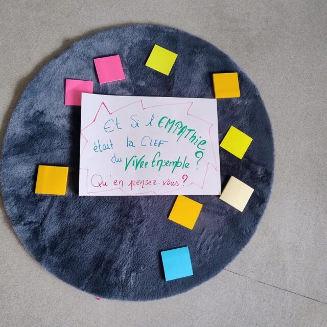 Reprise de nos ateliers philo au Lycée Marcel Dassault, à Mérignac !

Léo Pour le Monde anime depuis novembre deux cycles d'ateliers (24 ateliers au total) sur les thématiques suivantes : 
- l'empathie avec les élèves de seconde
- la motivation avec les élèves de terminale

Avec les élèves de seconde, les échanges portent sur de grandes questions : l’empathie est-elle essentielle au vivre-ensemble ? L’intelligence artificielle peut-elle être empathique ? Entre « non, car elle ne ressent pas d’émotions » et « oui, car elle nous comprend, nous aide et nous accompagne comme un ami », le débat est lancé… 

Avec les élèves de terminale, un temps d’échange nécessaire pour permettre aux élèves d’exprimer leurs doutes, leurs découragements et leurs questionnements, de prendre du recul sur leurs parcours, et de réfléchir au sens qu’ils donnent à la réussite, à l’échec et aux choix d’orientation qui s’offrent à eux.

Merci à nos deux animatrices, Sophie & Sophie, pour leur intervention de qualité et à l'établissement scolaire pour sa confiance !