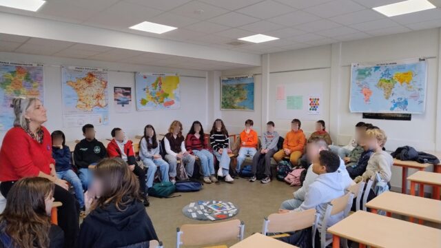🌍 Quand la philosophie devient un levier de solidarité internationale..

Léo Pour le Monde lance une expérimentation : la conception d'un jeu philosophique innovant dédié à l’éducation à la citoyenneté et à la solidarité internationale, « Les aventuriers de la pensée face aux défis du monde » !

🎲 Conçu par des jeunes, pour des jeunes, cet outil d’animation pédagogique vise à développer l’esprit critique, encourager la réflexion éthique et coopérative, questionner les représentations, débattre de dilemmes moraux, stimuler l’empathie et renforcer les compétences psychosociales.

🤝 Une démarche de co-construction sur deux ans avec des jeunes issus de plusieurs établissements :
- des élèves de 6ᵉ du Collège Ausone de Bazas
- des élèves de 5ᵉ du Collège Capeyron de Mérignac
- des étudiants en BTS ERPC (Étude et Réalisation d’un Projet de Communication) du Lycée Les Iris de Lormont
- des élèves de 1ʳᵉ de la Kennedy International School de New York 

Une expérience collective qui place les jeunes au cœur de la réflexion sur les défis du monde et les enjeux de solidarité internationale !

🙏 Ce projet est porté par Léo Pour Le Monde et mené avec le soutien financier de la Région Nouvelle-Aquitaine, que nous remercions chaleureusement ainsi que tous nos partenaires !
