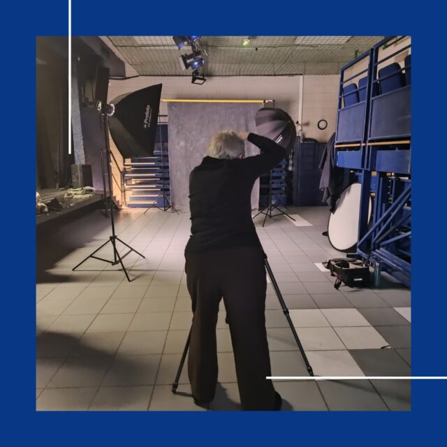 📸 Retour sur un atelier inspirant autour de la photographie et de la parole des jeunes !
Dans le cadre du projet « Citoyens en devenir – agir ensemble pour construire l’avenir », nous avons eu le plaisir d’organiser plusieurs ateliers photo avec Catherine Cabrol.
👉 Au programme :
• Réalisation de portraits photographiques pour mettre en lumière les jeunes et valoriser leur identité
• Interviews menées par la webradio YouTalk de la Mission Locale Technowest, donnant la parole aux participants à travers des témoignages sincères et engagés, en lien avec les photos
💬 Ce travail croisé entre image et parole a permis de créer un véritable espace d’expression, où chacun a pu partager son expérience, ses idées et son regard sur le monde.
✨ Un retour d’expérience riche, à la fois humain et artistique, qui illustre parfaitement l’ambition de notre projet : accompagner les jeunes dans leur construction personnelle et citoyenne !
🎯 Objectif du projet : offrir aux jeunes un espace de dialogue, d’expression et de création, tout en renforçant des valeurs essentielles : liberté, égalité, fraternité, laïcité, tolérance et respect des différences.
À travers des ateliers variés (philo, musique, danse, photo, cinéma…) et des rencontres inspirantes, nous avons souhaité :
• Encourager l’expression libre et le débat argumenté
• Favoriser l’inclusion sociale et l’esprit critique
• Développer les compétences sociales et relationnelles
• Créer du lien entre territoires et cultures
• Associer art et réflexion pour ouvrir de nouveaux horizons
👀 De belles réalisations à découvrir très prochainement… suivez-nous pour ne rien manquer !
🙏 Merci à nos partenaires pour leur confiance, et surtout aux jeunes pour leur énergie, leur créativité et leur sincérité !
Projet porté par Léo Pour le Monde, en partenariat avec la Mission Locale des 2 Rives, Mission Locale Technowest et MJC Centre-Ville de Mérignac, et financé par la Caf de la Gironde et la Préfecture de la région Nouvelle-Aquitaine, préfecture de la Gironde