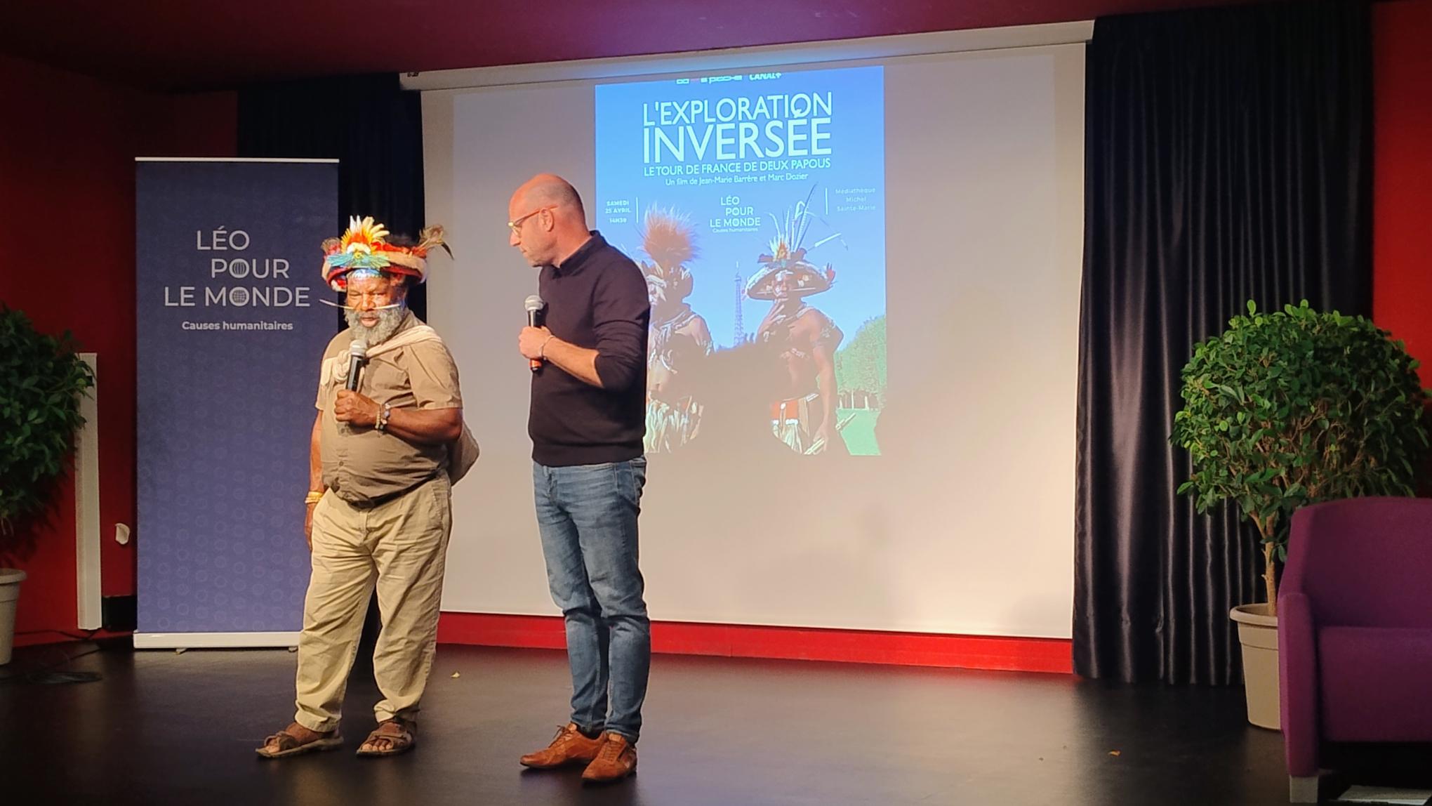 ✨Une rencontre marquante à Mérignac avec le Chef Papou ! ✨

Ce samedi 25 avril, Léo Pour le Monde a eu le plaisir d’organiser une rencontre exceptionnelle dans l'Auditorium de la Médiathèque de Mérignac, en présence du chef papou Mundiya Kepanga.

Plus de 120 participants ont répondu présents pour vivre ce moment fort — un véritable succès, révélateur de l’intérêt pour des échanges ouverts sur le monde et nos modes de vie.

🎬 La projection du film « L’exploration inversée » a offert un regard aussi surprenant que pertinent : celui de chefs papous découvrant la France et questionnant, avec sensibilité et humour, ce que nous considérons comme “normal”.
Les échanges qui ont suivi, riches et authentiques, ont nourri la réflexion collective autour de nos habitudes et de notre vision de la société.

Cet événement s’inscrivait dans le cadre du projet « Citoyens en devenir – Agir ensemble pour construire l’avenir », porté par Léo Pour Le Monde, en partenariat avec la @MISSION LOCALE TECHNOWEST, la MJC centre ville de Mérignac, la MISSION LOCALE DES DEUX RIVES, avec le soutien de la Caf de la Gironde et de la Préfecture de la région Nouvelle-Aquitaine, préfecture de la Gironde.

Un projet engagé qui place la jeunesse au cœur de la réflexion et de l’action, à travers des ateliers artistiques et citoyens : des ateliers d'écriture et la composition d'une chanson avec Kalam Makja, la réalisation d'un clip vidéo avec Baptiste Peyronnet, des ateliers de danse avec l'artiste ivoirienne Sellou Blagone, des portraits photographiques avec Catherine Cabrol.

🎥 📸 Les participants ont également pu découvrir à cette occasion le fruit de ce travail collectif à travers la diffusion du clip vidéo et l'exposition photographique mettant en lumière leur créativité et leur parole.

👏 Merci à l'ensemble des partenaires, intervenants et participants pour cette belle réussite collective et surtout un grand bravo aux jeunes du projet pour leur participation et engagement !