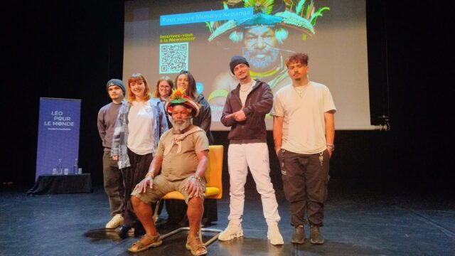 🎉 Salle comble à Langon pour une rencontre exceptionnelle ! 🎉
Ce jeudi 30 avril 2026, le Centre Culturel des Carmes a vibré au rythme d’un moment fort de partage et de réflexion, avec la venue du chef papou Mundiya Kepanga.
Un immense succès avec la participation de plus de 400 personnes, dont 15 classes issues de 5 établissements scolaires, rassemblant des élèves de la 6ème à la terminale : Lycée Jean Moulin, Lycée AGIR, Lycée des Métiers de l'Industrie et de l'Habitat du Sud Gironde, Collège Toulouse Lautrec et Collège Ausone.
Au programme, la projection du film « L’exploration inversée », suivie d’un échange riche et stimulant. Le regard décalé de deux chefs papous sur notre société a suscité beaucoup de curiosité et de questionnements chez les jeunes, qui ont pu débattre directement avec lui. Un véritable échange dans les deux sens, autour des traditions de Papouasie-Nouvelle-Guinée mais aussi des pratiques et modes de vie français, invitant chacun à interroger ses habitudes et son rapport au monde.
Cette rencontre, organisée en partenariat avec la Ville de Langon, s'inscrit dans le cadre du projet « Citoyens en devenir – Agir ensemble pour construire l’avenir », porté par Léo Pour Le Monde, en partenariat avec la MISSION LOCALE TECHNOWEST, la MJC centre ville de Mérignac, la MISSION LOCALE DES DEUX RIVES, avec le soutien de la Caf de la Gironde et de la Préfecture de la Gironde.
Un projet riche de sens, qui a permis aux jeunes de s’exprimer et de développer leur esprit critique à travers des ateliers d'écriture et la composition d'une chanson avec Makja ; la réalisation d'un clip vidéo avec Baptiste Peyronnet, des ateliers de danse avec l'artiste ivoirienne Sellou Blagone, et des portraits photographiques signés Catherine Cabrol.
🎥 📸 À cette occasion, les participants ont également pu découvrir le fruit de ce travail collectif, avec la diffusion du clip vidéo et l'exposition photographique mettant à l’honneur les jeunes et leurs parcours.
👏 Un grand merci à la Ville de Langon pour son accueil et l'intérêt porté à ce projet, ainsi qu'à l’ensemble des partenaires, des intervenants et des participants pour cette réussite collective, et une mention