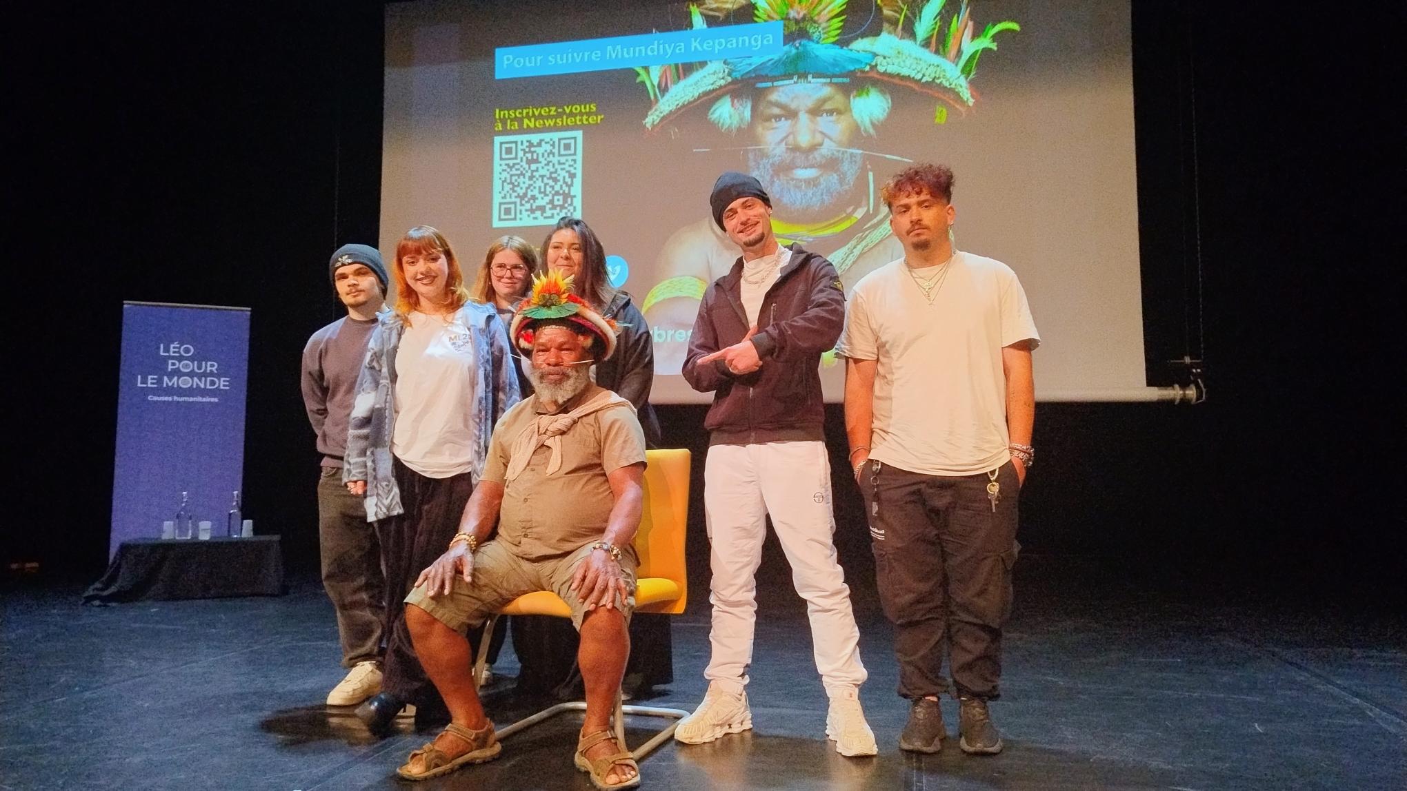 🎉 Salle comble à Langon pour une rencontre exceptionnelle ! 🎉
Ce jeudi 30 avril 2026, le Centre Culturel des Carmes a vibré au rythme d’un moment fort de partage et de réflexion, avec la venue du chef papou Mundiya Kepanga.
Un immense succès avec la participation de plus de 400 personnes, dont 15 classes issues de 5 établissements scolaires, rassemblant des élèves de la 6ème à la terminale : Lycée Jean Moulin, Lycée AGIR, Lycée des Métiers de l'Industrie et de l'Habitat du Sud Gironde, Collège Toulouse Lautrec et Collège Ausone.
Au programme, la projection du film « L’exploration inversée », suivie d’un échange riche et stimulant. Le regard décalé de deux chefs papous sur notre société a suscité beaucoup de curiosité et de questionnements chez les jeunes, qui ont pu débattre directement avec lui. Un véritable échange dans les deux sens, autour des traditions de Papouasie-Nouvelle-Guinée mais aussi des pratiques et modes de vie français, invitant chacun à interroger ses habitudes et son rapport au monde.
Cette rencontre, organisée en partenariat avec la Ville de Langon, s'inscrit dans le cadre du projet « Citoyens en devenir – Agir ensemble pour construire l’avenir », porté par Léo Pour Le Monde, en partenariat avec la MISSION LOCALE TECHNOWEST, la MJC centre ville de Mérignac, la MISSION LOCALE DES DEUX RIVES, avec le soutien de la Caf de la Gironde et de la Préfecture de la Gironde.
Un projet riche de sens, qui a permis aux jeunes de s’exprimer et de développer leur esprit critique à travers des ateliers d'écriture et la composition d'une chanson avec Makja ; la réalisation d'un clip vidéo avec Baptiste Peyronnet, des ateliers de danse avec l'artiste ivoirienne Sellou Blagone, et des portraits photographiques signés Catherine Cabrol.
🎥 📸 À cette occasion, les participants ont également pu découvrir le fruit de ce travail collectif, avec la diffusion du clip vidéo et l'exposition photographique mettant à l’honneur les jeunes et leurs parcours.
👏 Un grand merci à la Ville de Langon pour son accueil et l'intérêt porté à ce projet, ainsi qu'à l’ensemble des partenaires, des intervenants et des participants pour cette réussite collective, et une mention